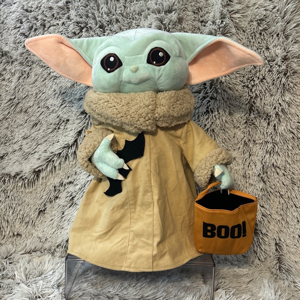DISNEY 2021 The Child Baby Yoda Mandalorian HALLOWEEN Door Greeter Star Wars